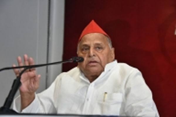 मुलायम सिंह के गांव को मिला दलित सचिव