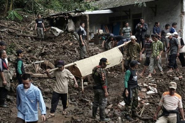 4 killed in Indonesia floods, landslides - World News in Hindi