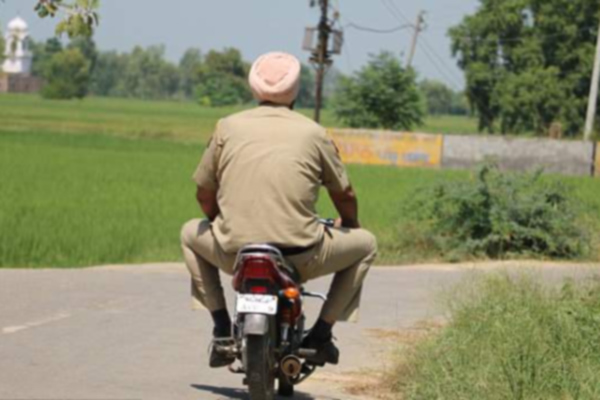 7ft 6in traffic cop from India is the worlds tallest policeman Jagdeep Singh - Weird Stories in Hindi