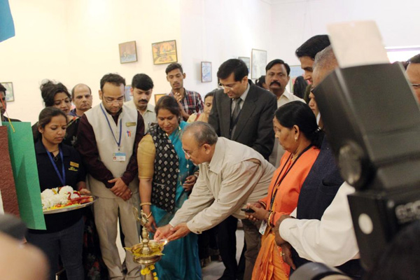 jaipur news : creation of deaf and dumb artists Lives on canvas at Paintings Exhibition abhyuday-2018 in JKK - Jaipur News in Hindi