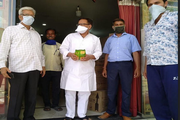Chief whip Joshi distributed Marico oats packet - Jaipur News in Hindi