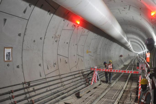 Mumbai  : One labourer dead, one injured after a piece of rock mass from the tunnel face collapsed and fell - Mumbai News in Hindi