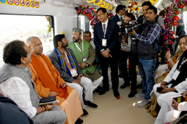 Agra, associated with the pride of Shivaji Maharaj, got the gift of metro train - CM Yogi - Agra News in Hindi