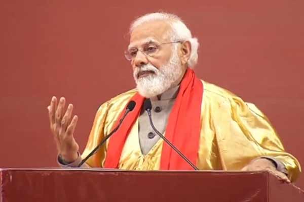 प्रौद्योगिकी में उत्कृष्टता हासिल करें, लेकिन खुद का रोबोट संस्करण न बनें : PM मोदी