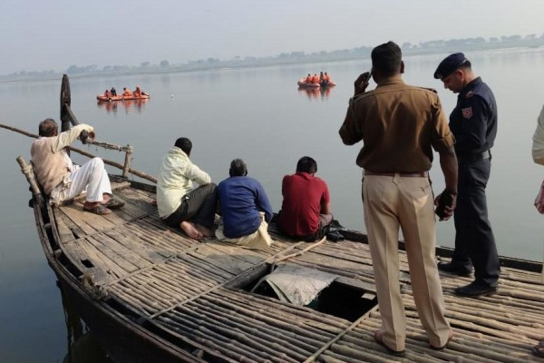 विंध्याचल में यात्रियों से भरी नाव गंगा में पलटी, 18 लोग बचाए गए