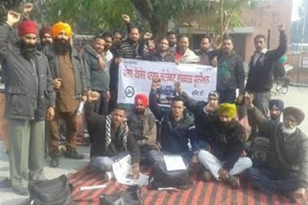 पनबस काॅन्ट्रेक्ट यूनियन का धरना जारी