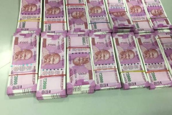 Rs 53 lakh in new notes seized from foreign national at IGI Airport - Delhi News in Hindi