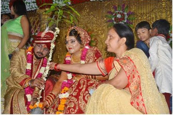 जयमाल के बाद पत्नी के साथ परिणय पौधारोपण किया