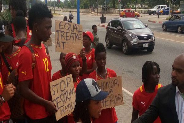 female football players protest for bonus in ghana - Football News in Hindi