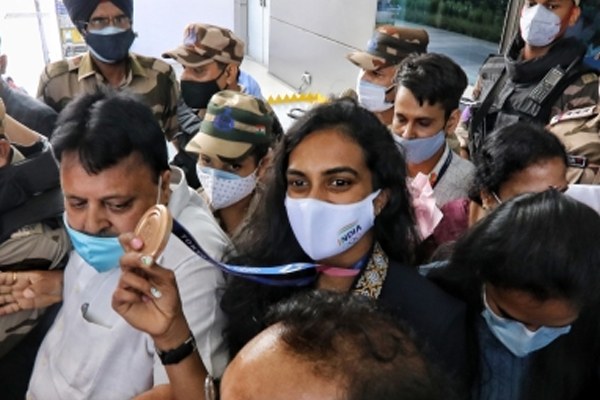 Double Olympic medallist PV Sindhu returns home to grand welcome at the Delhi airport on Tuesday - Badminton News in Hindi