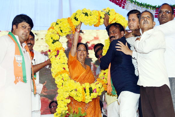 baran news : Congress only done politics, we worked on parwan of baran : Chief Minister vasundhara raje - Baran News in Hindi