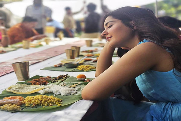 Actress Raashi Khanna shares her picture with delicious dishes on Instagram - Bollywood News in Hindi