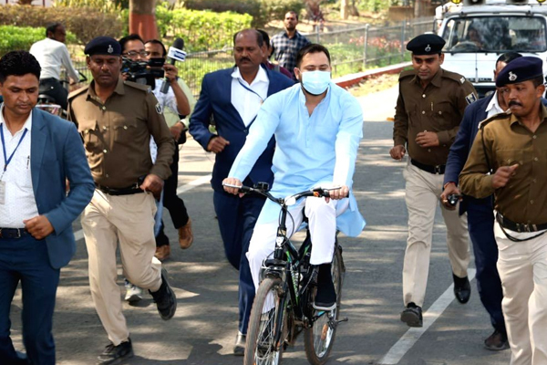 Bihar: Rising bicycle in protest against rising prices of petrol, diesel and reached the assembly - Patna News in Hindi