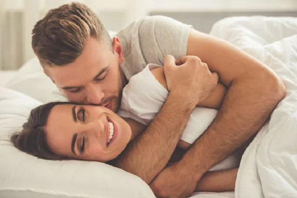 अपनी लाइफ में रोमांस को बरकरार रखने के लिए आजमाए ये टिप्स