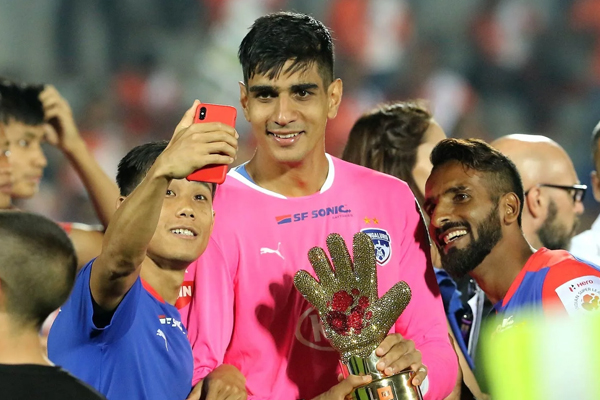 ISL-6: Gurpreet Singh Sandhu receives Golden Globe Award - Football News in Hindi