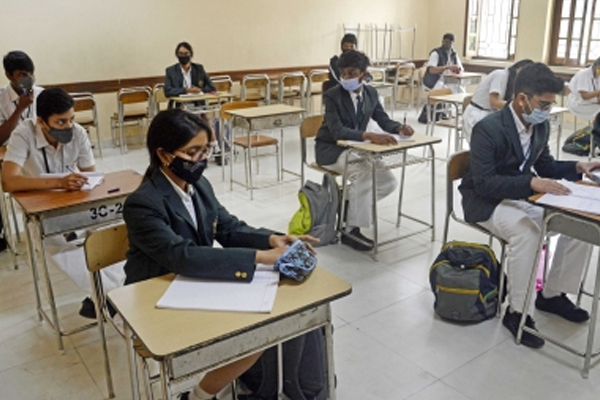 Amidst the lockdown, school fees are taking a toll on parents pockets - India News in Hindi