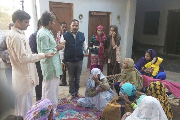 The SDM rigged with the relatives of the deceased farmer - Bharatpur News in Hindi