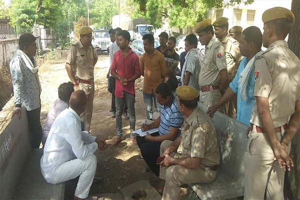 युवक का शव मिलने से फैली सनसनी, परिजनों ने जताई हत्या की आशंका
