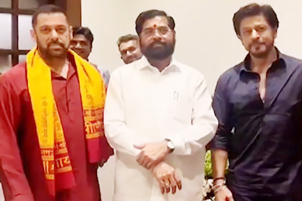 Salman-Shahrukh reach Chief Minister Eknath Shindes house to have darshan of Bappa - Bollywood News in Hindi