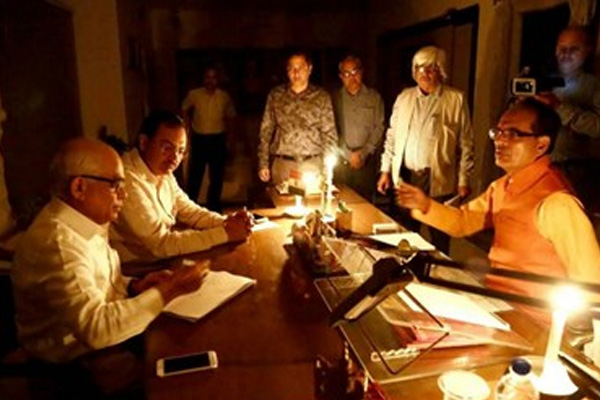 MP: Shivraj Singh Chouhan wages the work of candle light government work - Bhopal News in Hindi