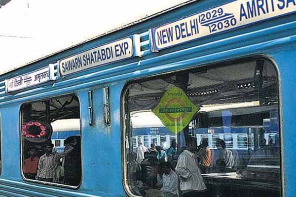 running swarn shatabdi express diveded in two parts - Bulandshahr News in Hindi