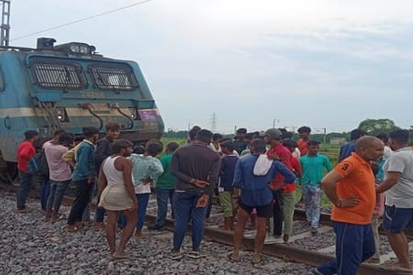 Young man dragged with goods train for five kilometers - Kaushambi News in Hindi