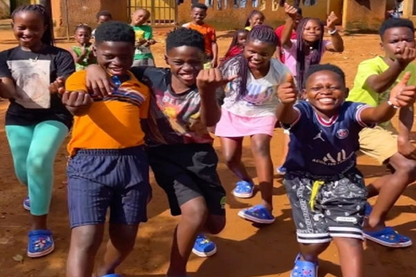 Ugandan kids dance to Vicky and Kiaras new song - Bollywood News in Hindi