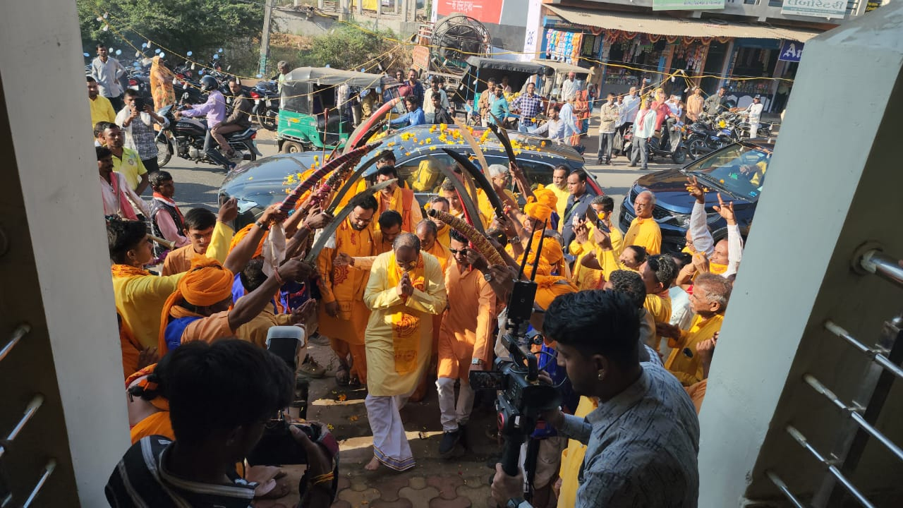 Dr Chinmay Pandya prays for the welfare of the world at Shri Vishnu Temple, see photos - gandhinagar News in Hindi