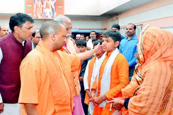 cm Yogi met from the family of Lokendra singh who lost his life - Bijnor News in Hindi