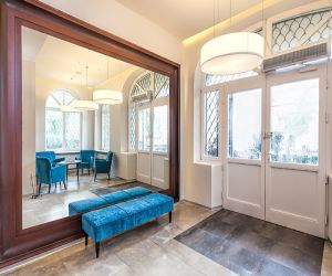 According to Vastu, put a mirror in the house, it is beneficial for wealth and health. - Hindi News
